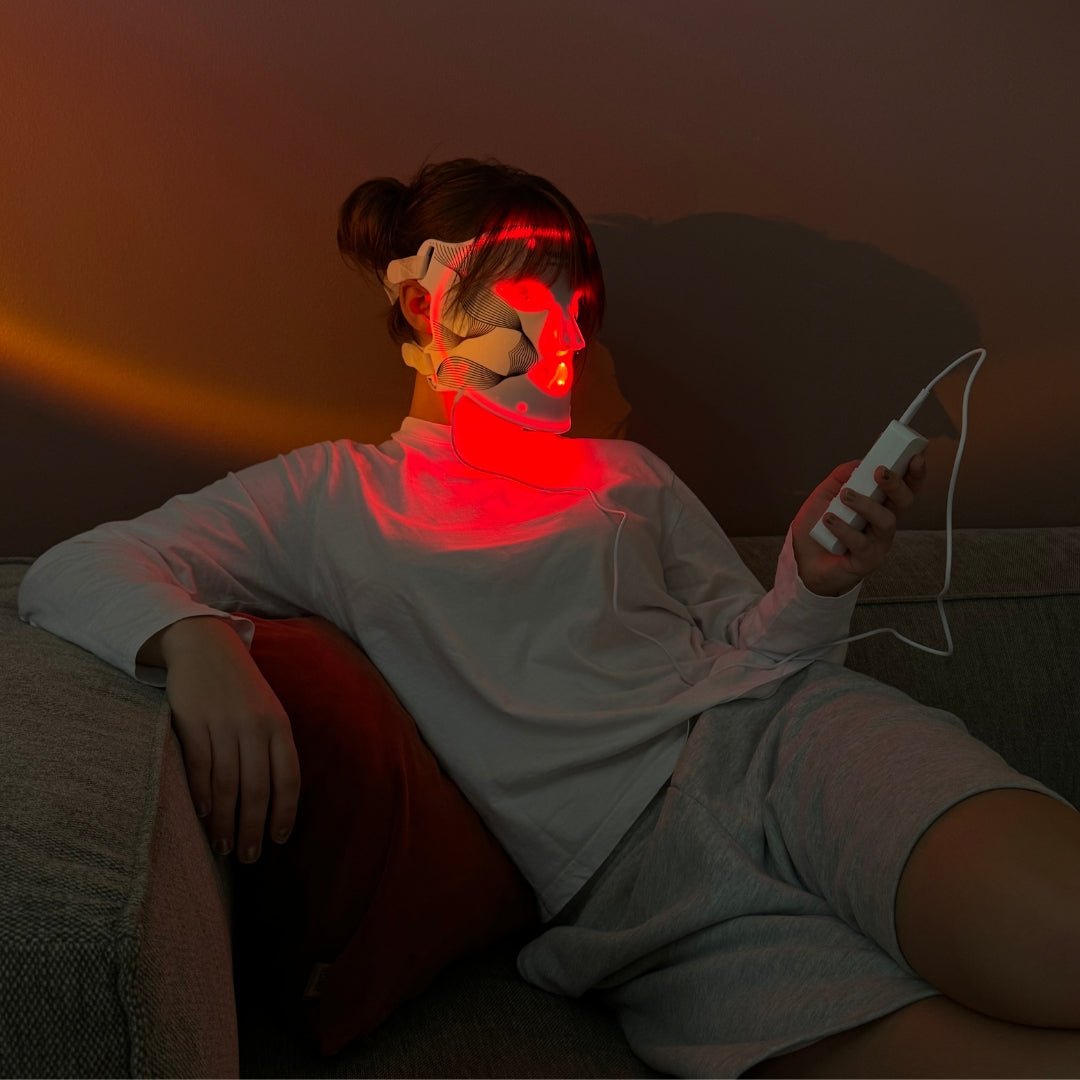 Dame med ScandiGlow lysterapi maske på