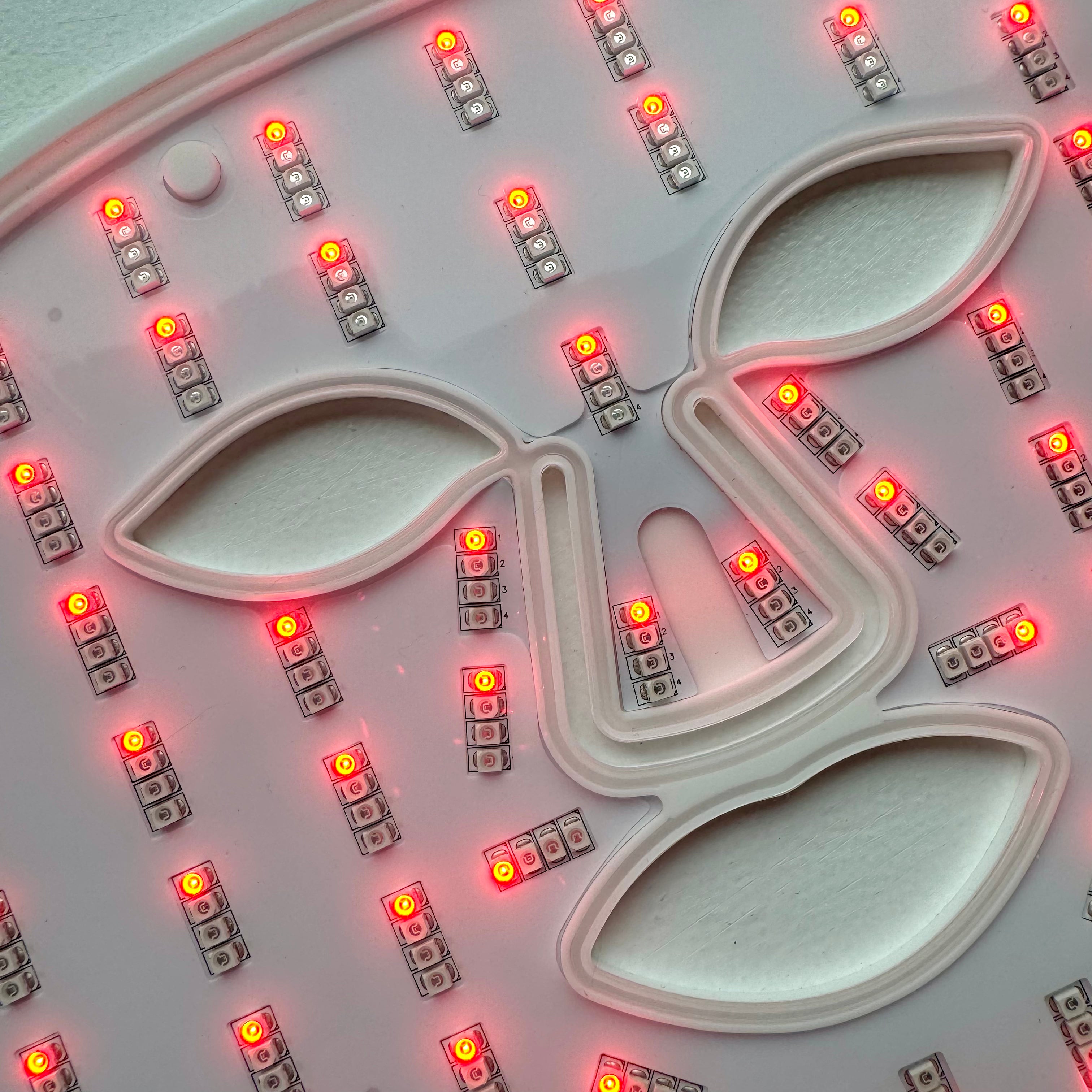 Nærbillede af ScandiGlow LED lysterapi maske med rødt lys aktiveret for at fremme kollagen.