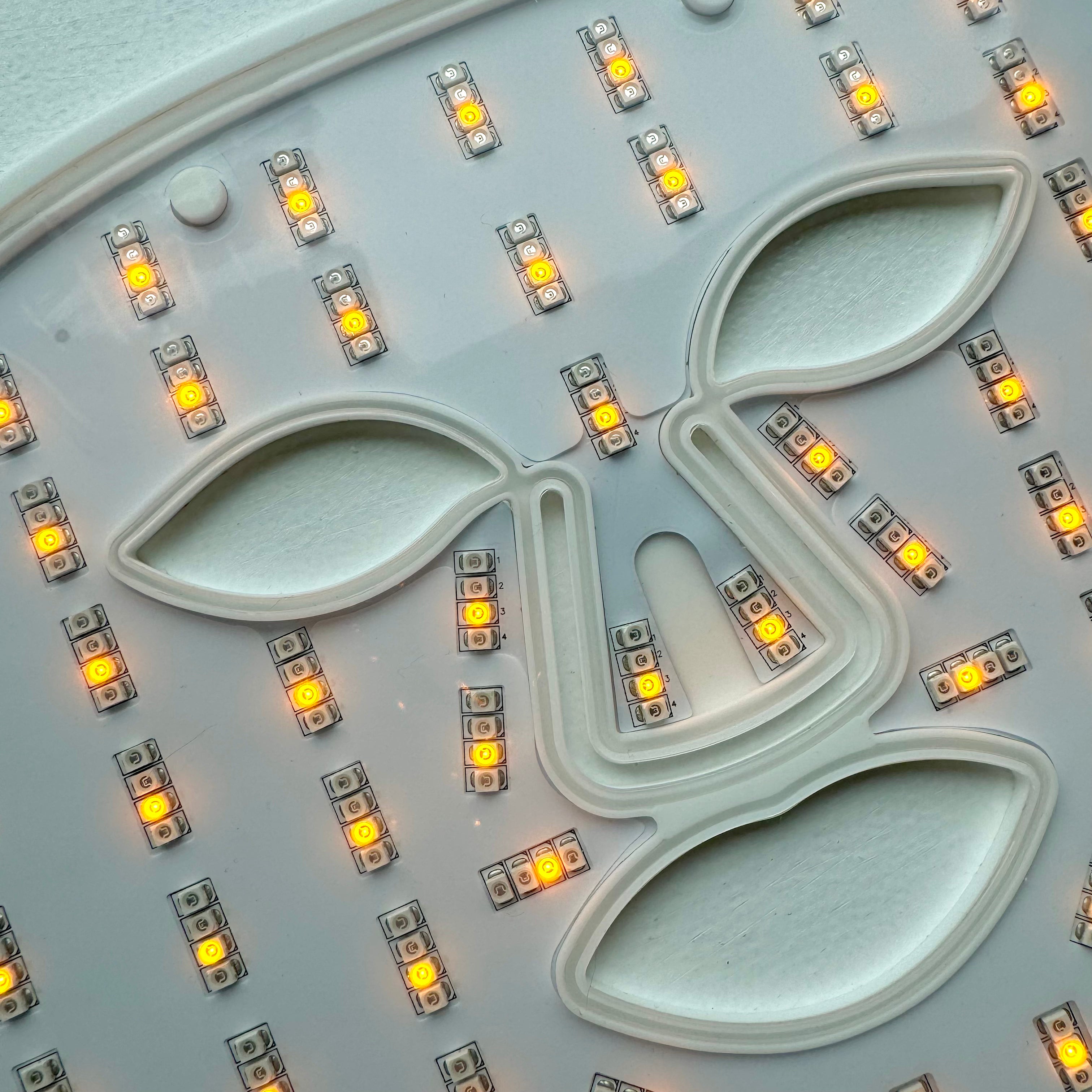 Nærbillede af gul lysterapi LED lys på en ScandiGlow Radiance maske.
