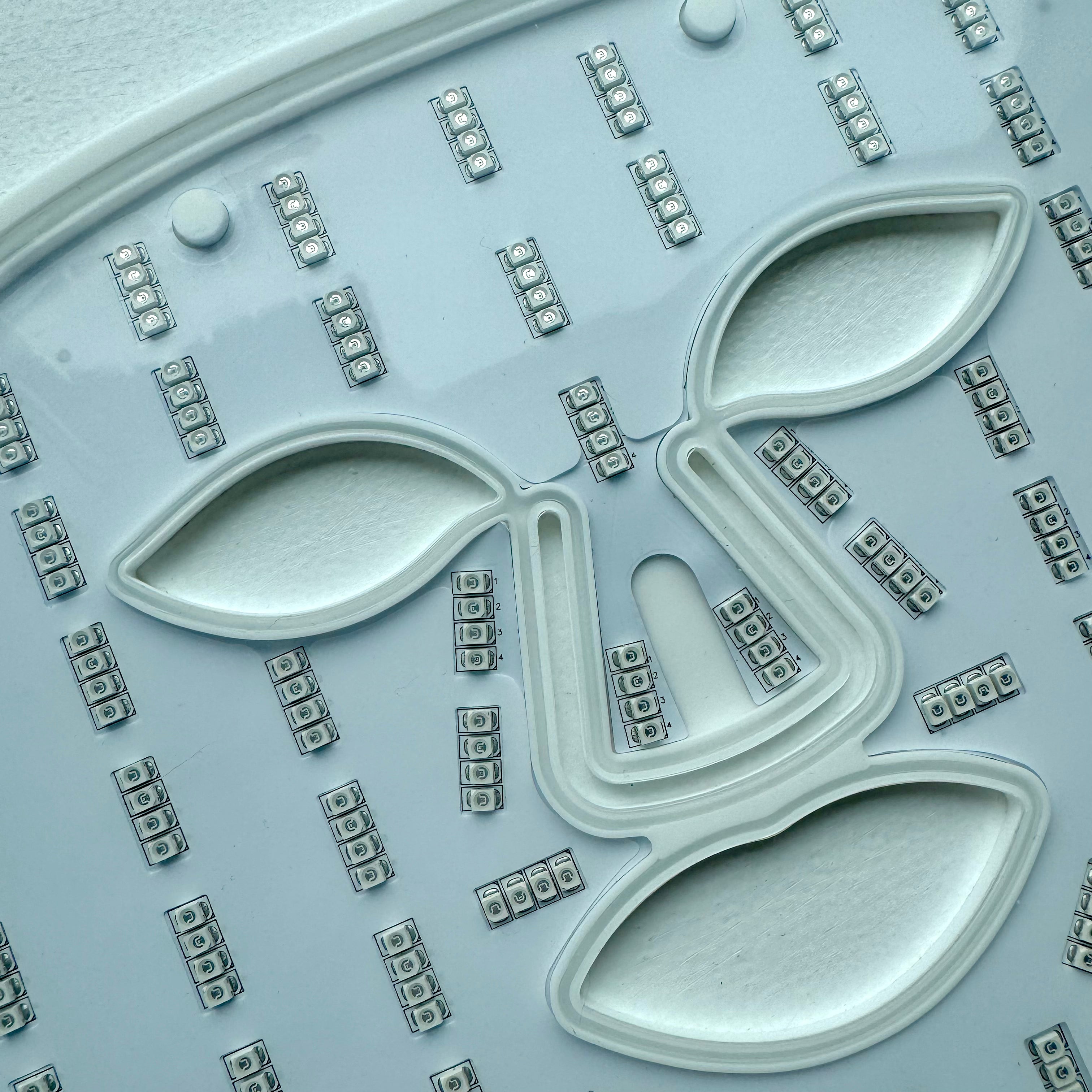 Nær-infrarødt lys i ScandiGlow lysterapi maske, der genopretter hudens fasthed og forbedrer blodcirkulationen.