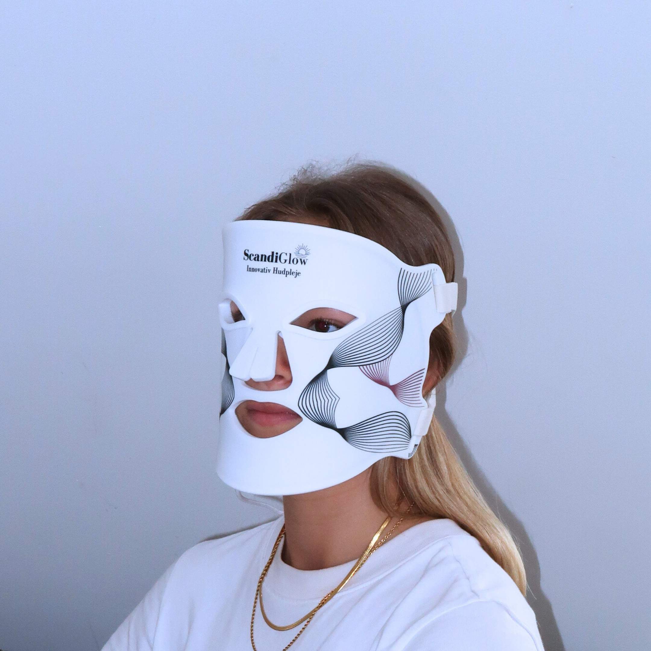 Kvinde med ScandiGlow LED lysterapi maske for hudpleje og ansigtsbehandling #2