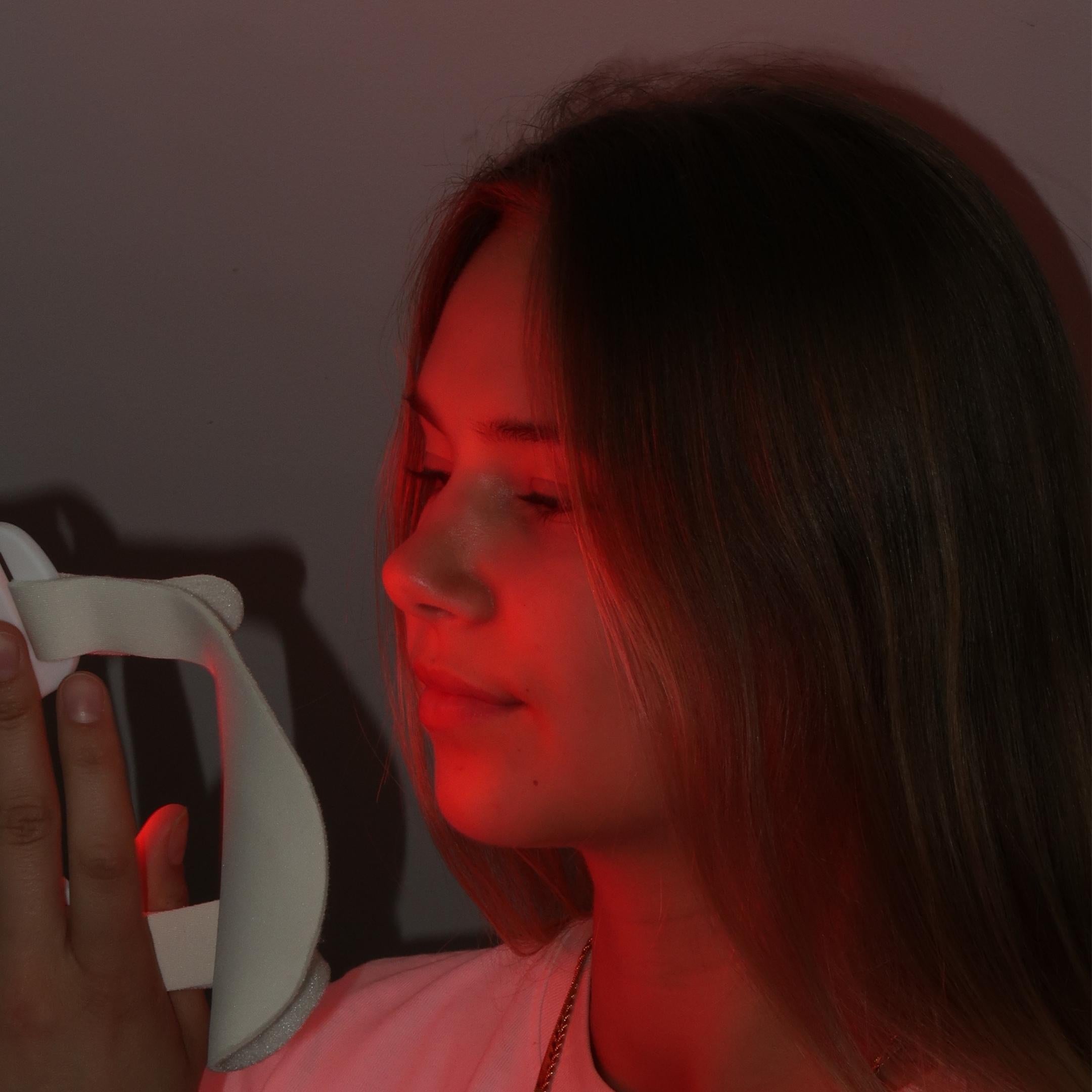 Kvinde med ScandiGlow LED lysterapi maske for hudpleje og ansigtsbehandling.